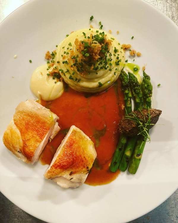 ChefJoeHolding_'s tweet photo. Winner winner. Crisp-skinned chicken, piped mash, asparagus, and a sauce doing most of the heavy lifting. #chickendinner
Follow along. Thereโs more where this came from. https://t.co/AxOMh0E7Pz