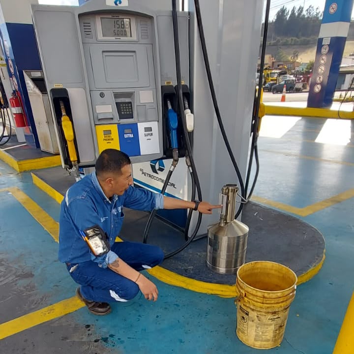 ARCH_Ec's tweet photo. ✅#ARCHControla

En #Carchi, nuestros técnicos inspeccionaron estaciones de servicio en #Montúfar para comprobar la cantidad de combustible, los precios de venta y verificar que los tanques de almacenamiento estén libres de agua y sedimentos.

Control en territorio, sin novedades https://t.co/t2B6kkQEtp