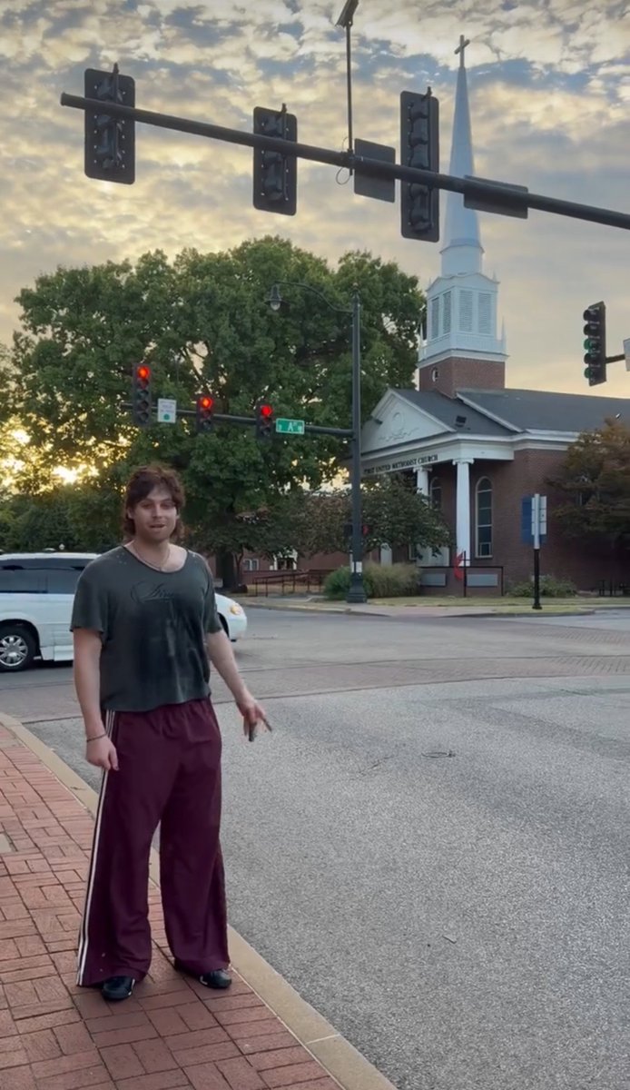 BAT_5sauce's tweet photo. I saw this homeless man today on my walk https://t.co/2b3PqnAtG9
