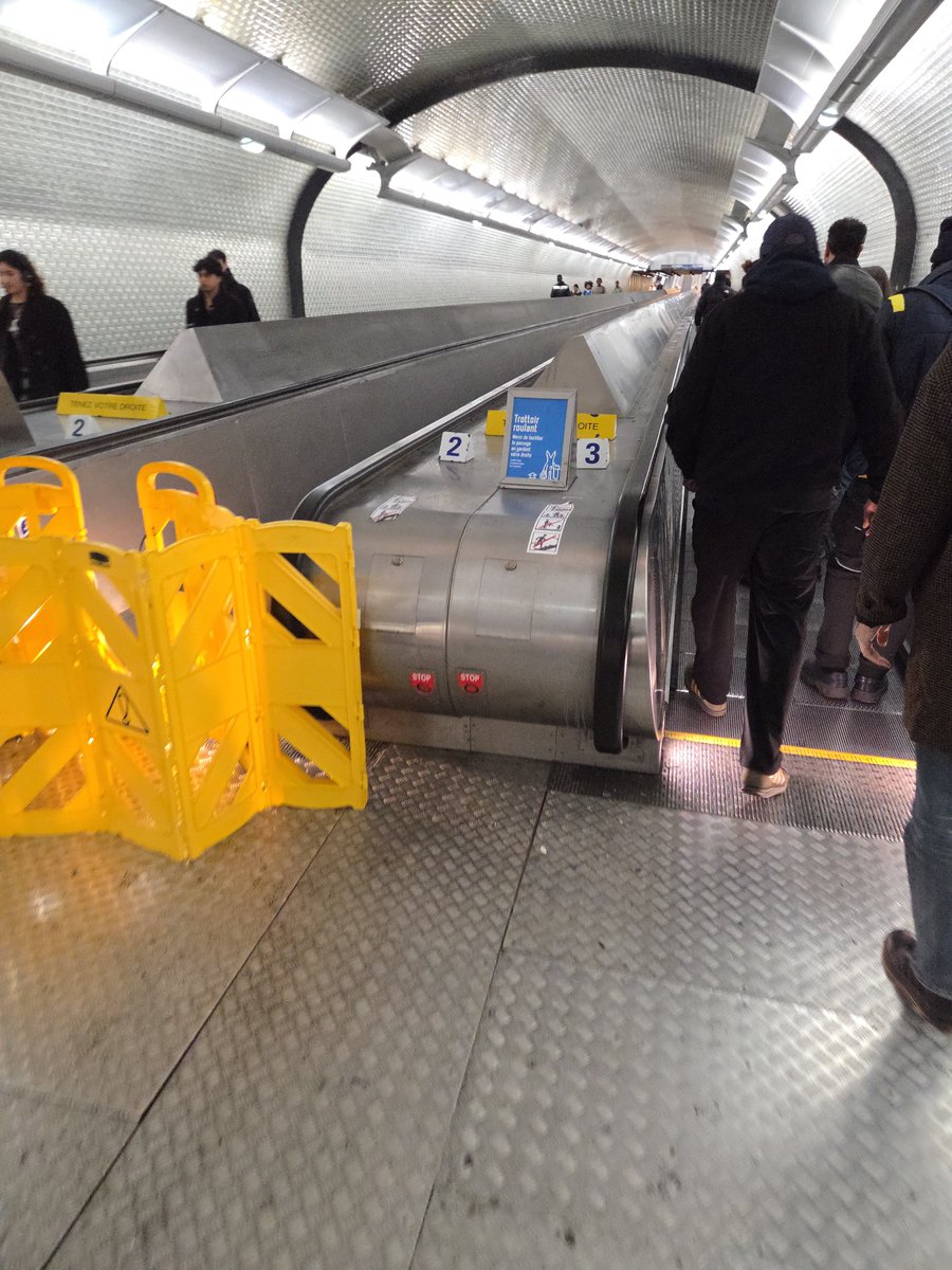 Kolean_v2's tweet photo. mdrrr le tapis marche, l'eau est revenu ! https://t.co/TgKi1kHmn1