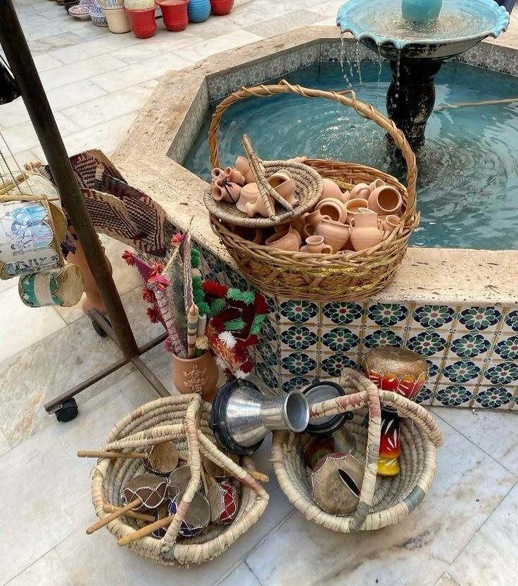 LamiaAlQamoud's tweet photo. عبق الفخار وصناعة الأجداد.. تفاصيل تراثية تنبض بالحياة والأصالة بجانب النافورة التقليدية 🇱🇾✨

#التراث_الليبي #صناعات_تقليدية #فخار_تقليدي #أصالة_وفخامة #ذاكرة_الوطن https://t.co/LLONET66zY
