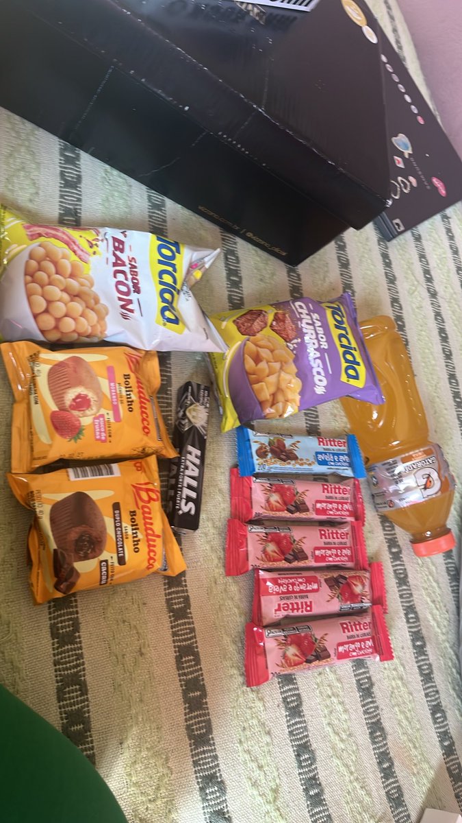 anadobts07's tweet photo. Coisinhas para comer na fila https://t.co/sw2ADJ0RR1