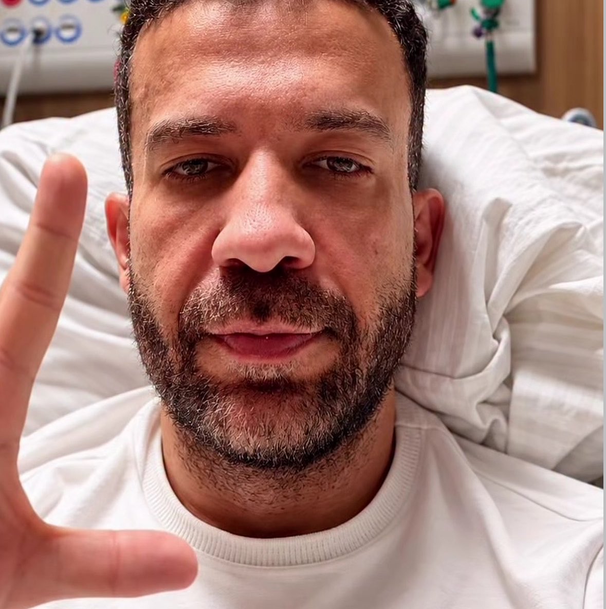 updatecharts's tweet photo. Mesmo com a alta da internação minutos antes, André Janones só deixou o hospital às 13h13. https://t.co/Pf3uYP3J12