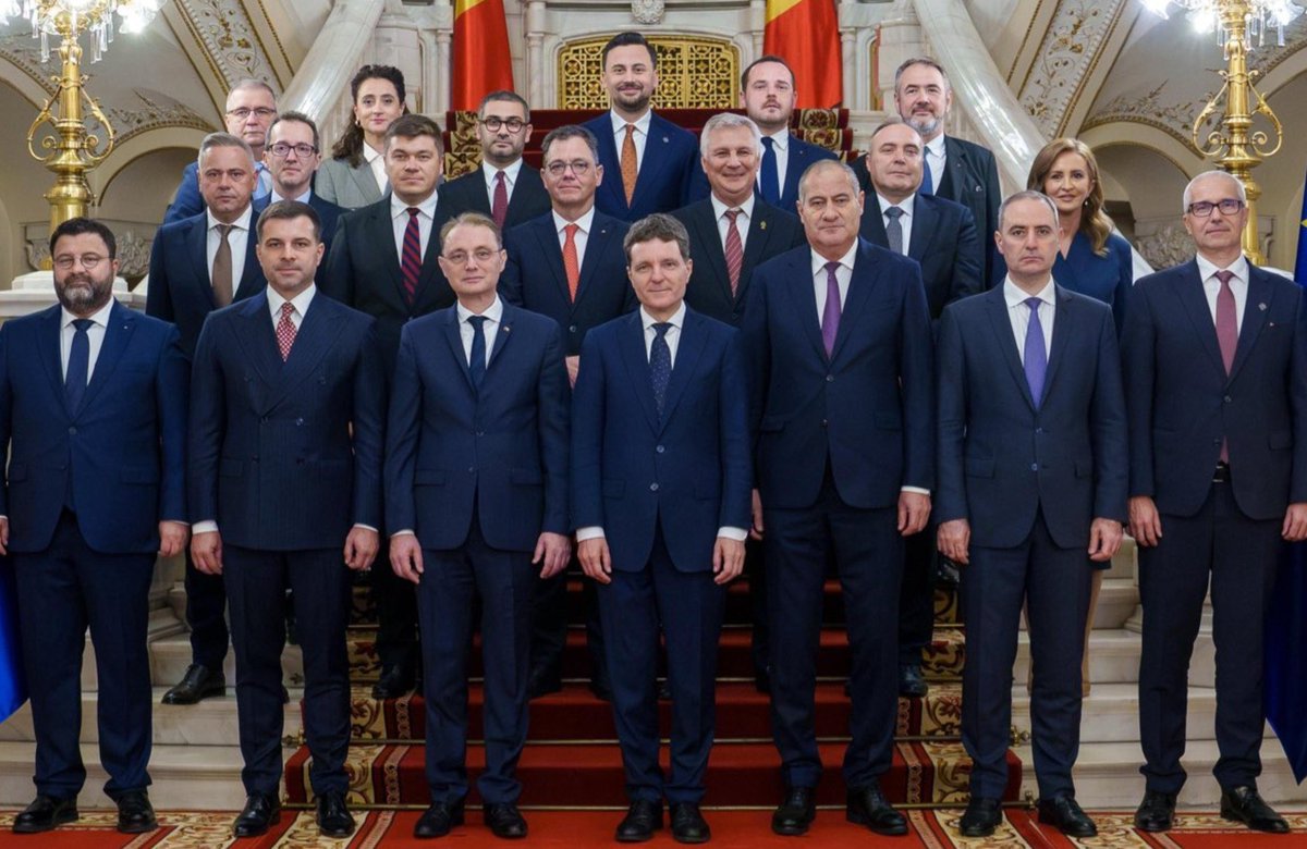 if_else's tweet photo. @NicusorDanRO REMINDER:
Când tovarășii tăi socialiști 3🌹 vor îngropa economia României să știi că tu vei DECONTA maxim toată frustrarea, în special a celor care te-am votat crezând că ești ancorat în realitate, dar ne-am înșelat.
M-aș ascunde de rușine cu un asemenea cabinet. 😳 https://t.co/WwSgQzjN6b