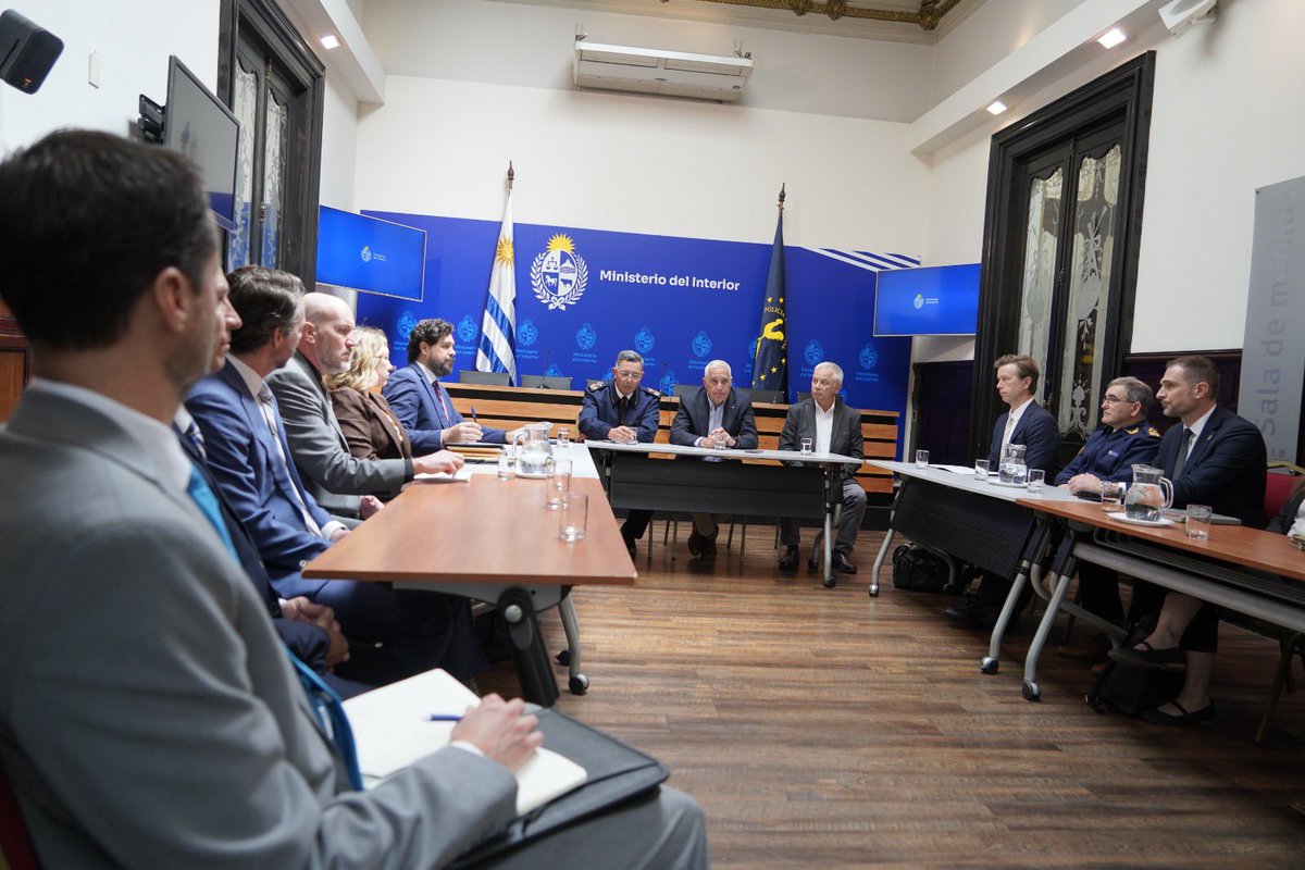 Minterioruy's tweet photo. El Ministro del Interior, junto al Director y Subdirector de la Policía Nacional y al Director General de Secretaría, recibió a una delegación de Estados Unidos integrada por representantes de la Embajada y organismos como la DEA, el FBI, HSI, el Servicio Secreto y la Oficina de Asuntos Internacionales de Narcóticos y Aplicación de la Ley (INL) del Departamento de Estado.

El encuentro bilateral permitió avanzar en la coordinación entre Uruguay y Estados Unidos, con el objetivo de fortalecer las acciones conjuntas frente al crimen organizado transnacional.