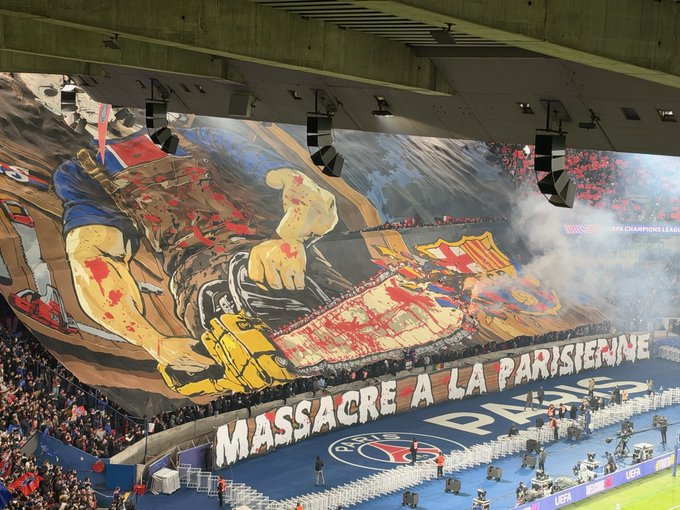 _FootPlus's tweet photo. 🚨 LE TIFO XXL DU PARC DES PRINCES POUR PSG – BARÇA ! 🔥🔴🔵

Le Collectif Ultras Paris a sorti une immense bâche : un supporter parisien découpant le maillot et le logo du Barça.

🗣️ « Massacre à la Parisienne »

#PSGBAR #PSG #CUP #LigueDesChampions https://t.co/7B4evyahNG