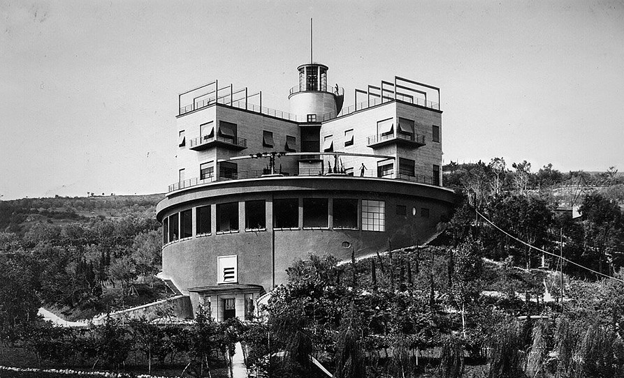 ivanfamil's tweet photo. ¿Una mansión de 1.500 toneladas que gira sobre ruedas de tren para perseguir al sol? En 1929, un ingeniero italiano desafió a la física para construir la casa más futurista del mundo. Hoy te cuento el asombroso enigma de Villa Girasole. Tira del hilo 🧵👇🏽👇🏽👇🏽 https://t.co/EeDEdDeJ7r