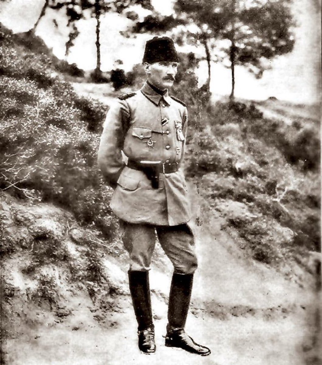TarihteOan's tweet photo. Anafartalar Kahramanı Başkomutan Mustafa Kemal Atatürk, Çanakkale’de. https://t.co/7Vh6cnLZsK