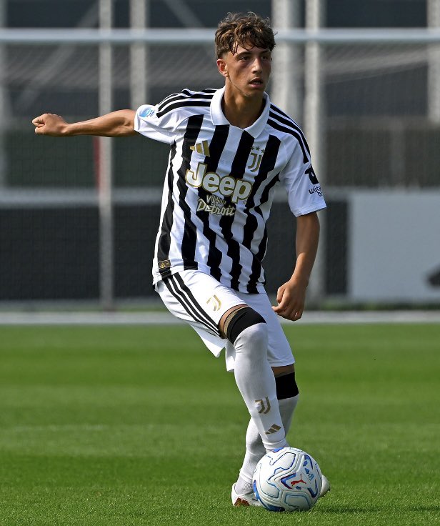 LineaJuve24's tweet photo. MA CHE GOL HAI FATTO, DAVIDE🤯🚀

💎Davide #Marchisio si presenta cosi alla Premier League International Cup della #Juventus, con uno schiaffo dalla distanza che si infila sotto la traversa: i bianconeri pareggiano con il proprio gioiello, il figlio d’arte💫⚪️⚫️ https://t.co/DK3cl0tUTe