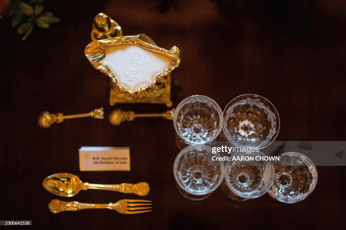sarahdiaryz's tweet photo. The King Charles III cypher imprinted into salt on the banquet table 🧂

📸 Aaron Chown https://t.co/r1RRiFtTOy