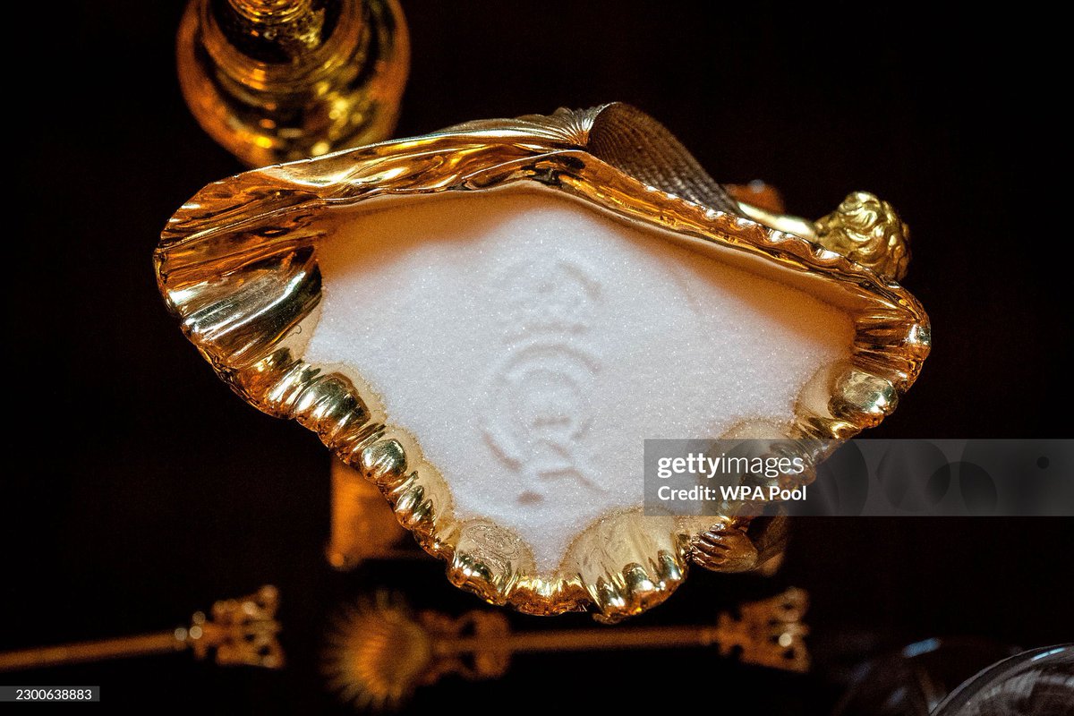 sarahdiaryz's tweet photo. The King Charles III cypher imprinted into salt on the banquet table 🧂

📸 Aaron Chown https://t.co/r1RRiFtTOy