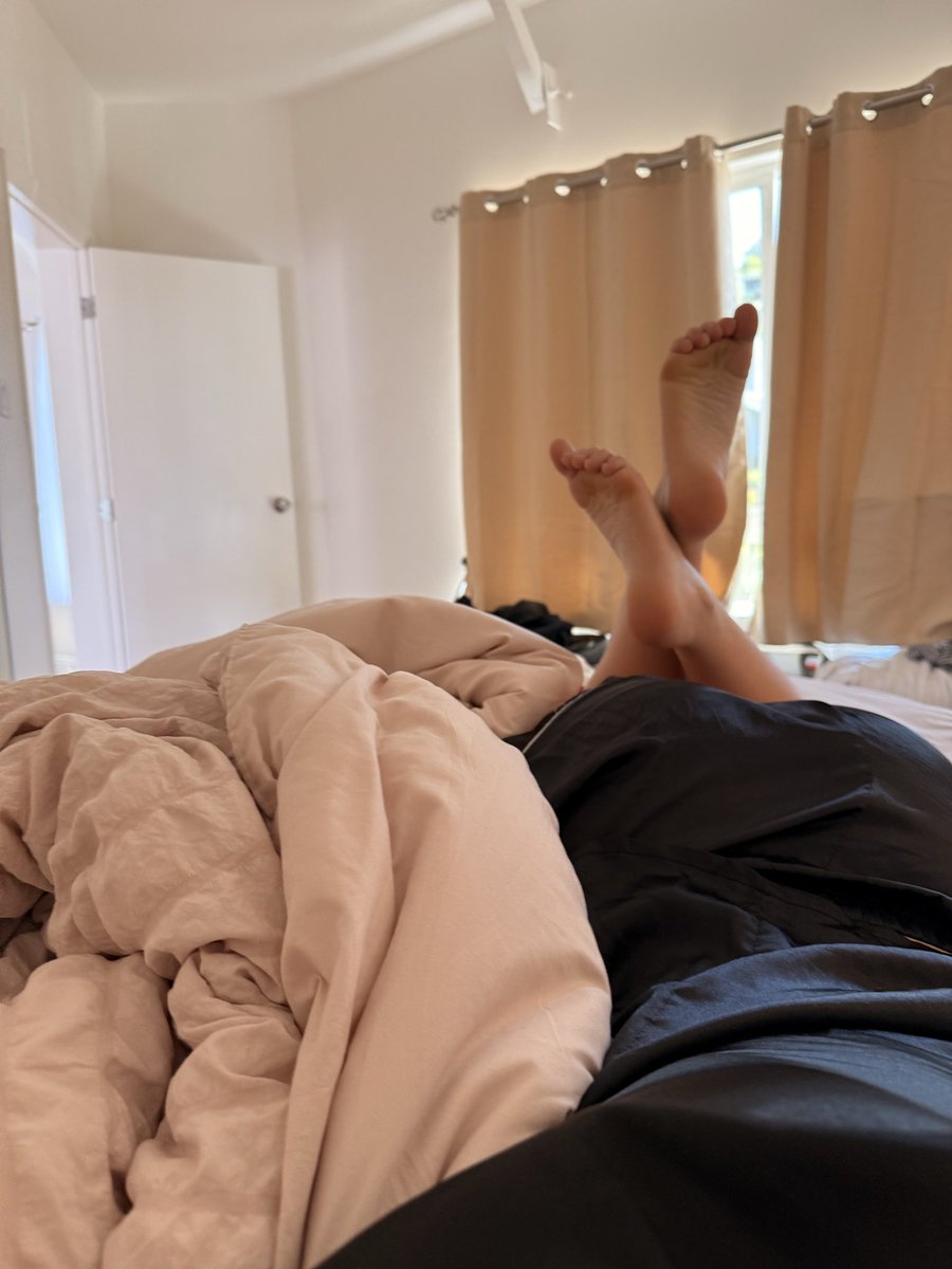 annewithafeet's tweet photo. goood morninnggg #feetworshi̇p #soles #feet https://t.co/QbsMfLNbpO