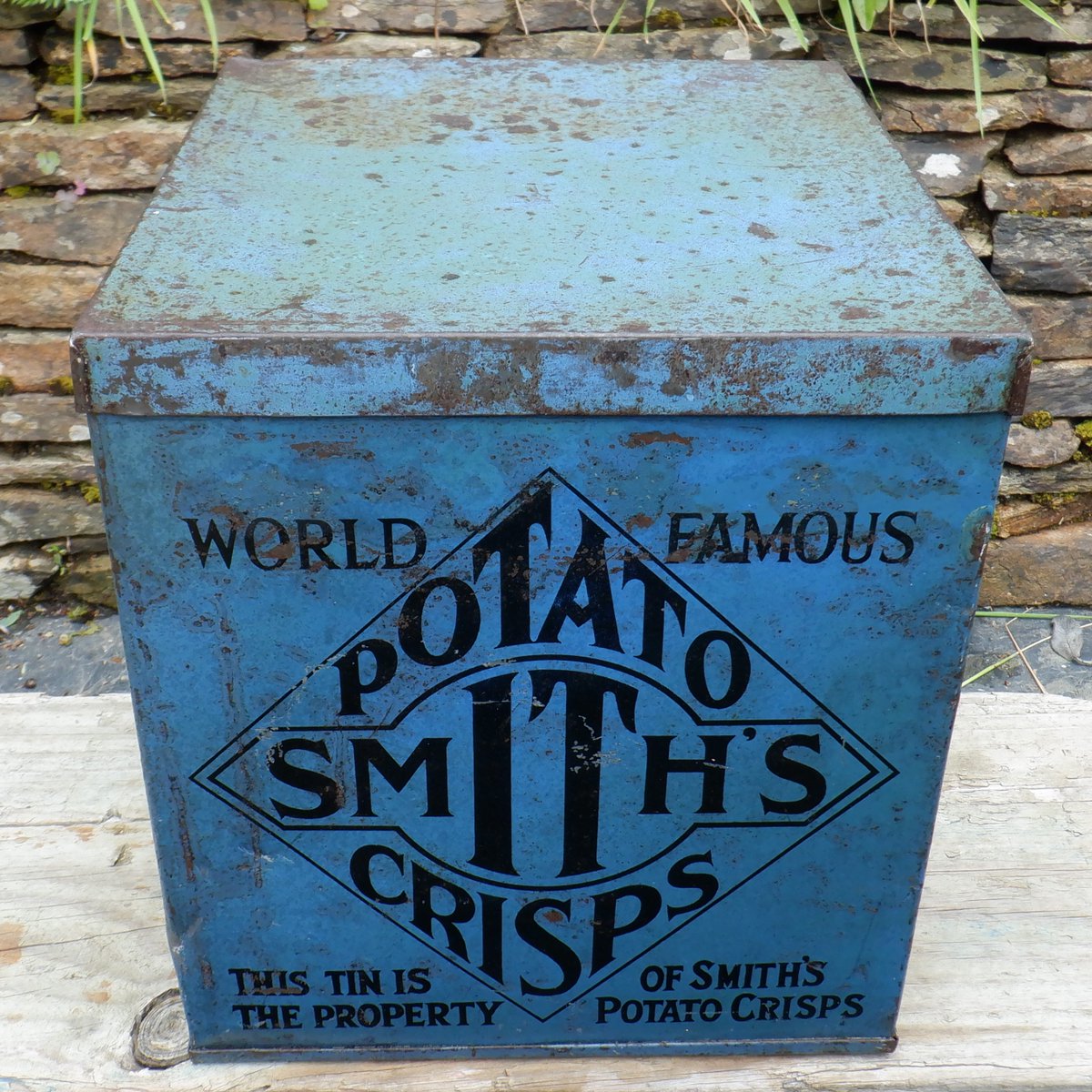 EverRotating's tweet photo. A vintage Smith's Potato Crisps tin box. Originally supplied by the company to put their crisps in with a 2 shilling deposit. 24 cm in height. 🔷

🛒 https://t.co/eSccpXpseL

#Vintage #SmithsCrisps #1930s https://t.co/gqvTlsD9Wx