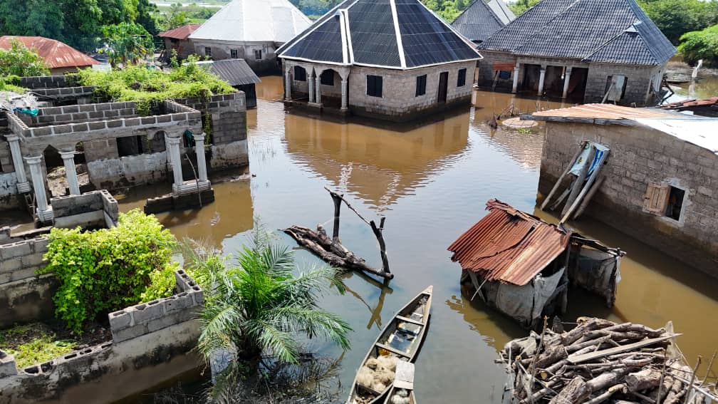 IOM_Nigeria's tweet photo. Flooding along the River Benue has affected 32 villages in Agatu LGA, Benue State, including Oweto and Utugologwu. IOM joined Benue SEMA and the @nrcs_ng on a rapid needs assessment, which found that over 1,000 people across about 200 households have been affected.
Homes, schools and churches have been flooded, two bridges are submerged, and many families are now drinking untreated water. With rice, maize and cassava farms under water, food supplies and incomes are also at risk.
In response, IOM is mobilising relief items from its emergency stock, including mattresses, non-food item kits and mosquito nets, which will be handed over to Benue SEMA for distribution to affected families.
IOM will keep working with government and humanitarian partners to support the response and strengthen flood preparedness in the area.
#BenueFloods #IOMNigeria #UNMigration