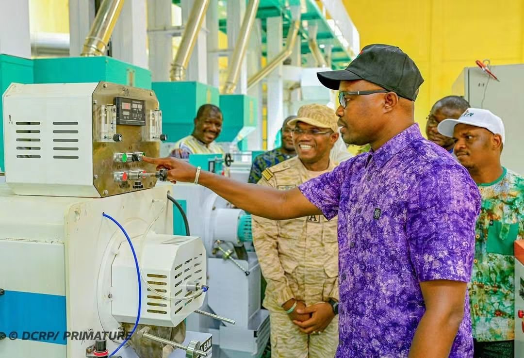 beyondB_DAG's tweet photo. 🇧🇫 Burkina Faso: IB IB IB IB😍, Comrade Captain Ibrahim Traore inaugurates a public rice mill with a capacity to process 100 tons of paddy rice per day, a first time in the land of honest men!!!

Funded from the state's own resources, this means WITHOUT CREDIT, this unit has a processing capacity of 100 tons of paddy rice per day.
Registered as part of the Agro-Pastoral Offensive 2026-2028, it aims to strengthen local processing, promote national production and improve the availability of Burkinabe rice on the market.
The Head of Government has called on the population to take ownership of this infrastructure, in line with the vision of Comrade Captain Ibrahim Traoré, who places industrial processing at the heart of Burkina Faso's food sovereignty.

Bobo Dioulasso Afferage, 
The Editorial Team !!