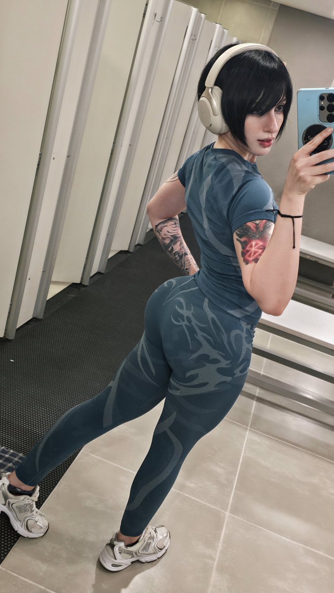 AkemySama's tweet photo. Working out :3 https://t.co/97FHN3UTKe