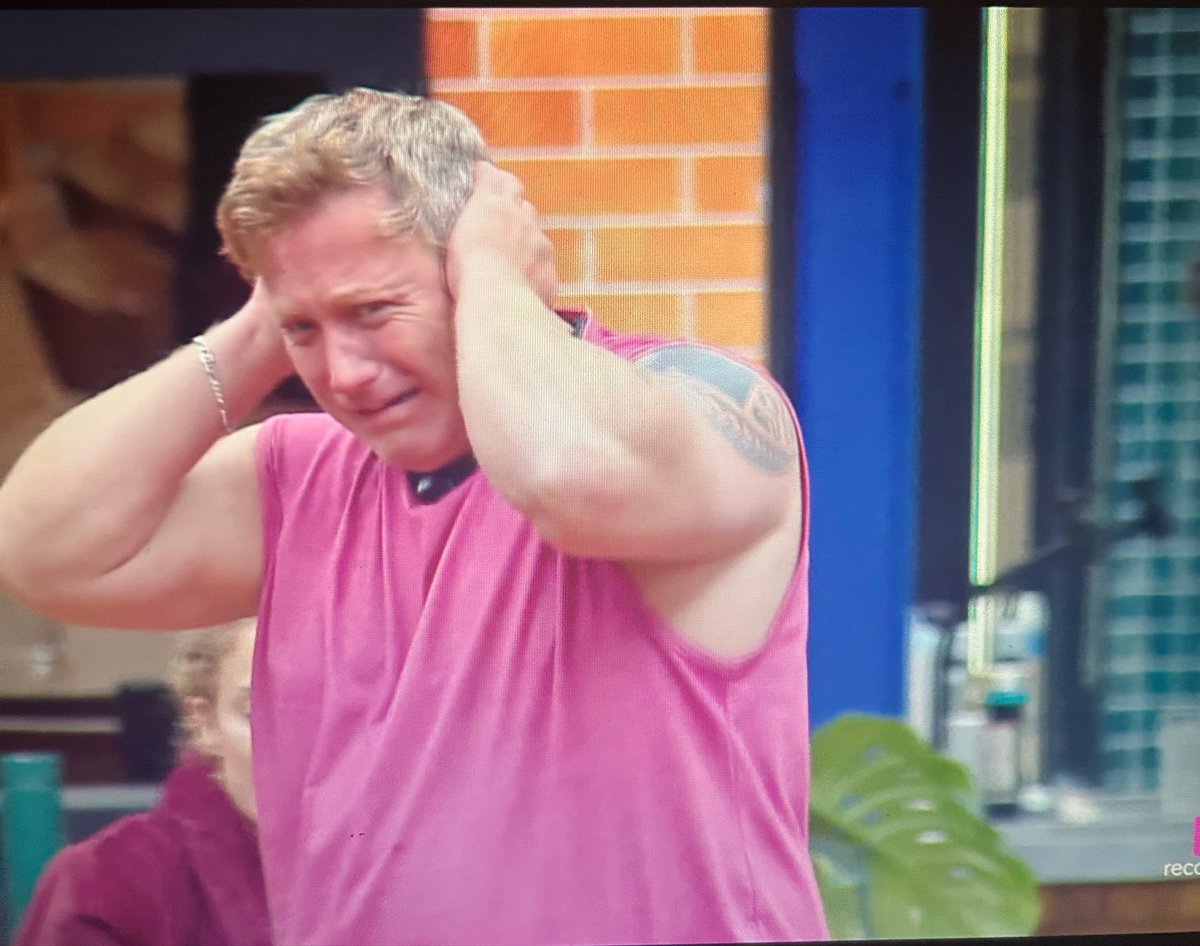 Ninastos10's tweet photo. Estou igual ao @euserginho_ escutando essa treta de gralhas  de fone de ouvido 🫠🤯🗣️😂😂😂😂😂

#AFazenda18 https://t.co/J8IAZHwuHc