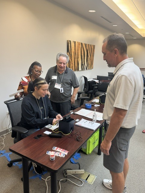 ExperienceOFHS's tweet photo. 🐾Civic engagement in action!  OFHS once again was given an unique opportunity to offer early voting to their students &amp; staff.  Thank you to the selected few senior students that volunteered their time to assist &amp; to Cook County for giving the Bengals this opportunity.🐾 https://t.co/sKdVi0jTt2