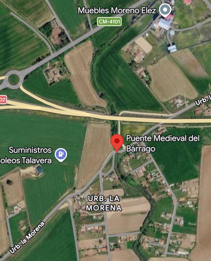 fjalmar's tweet photo. Este puente, que está entre dos Talaveras, puede parecer una cosa menor, como diría Mariano, pero tiene su importancia. #PuentedelBárrago https://t.co/Eb2ucuoDpQ