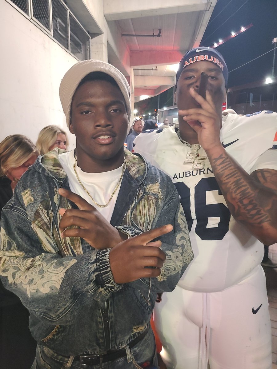 BALLERSCHOICE1's tweet photo. It runs in the FAMILY BIG TRE (TREVEON LEWIS) @Trulytr3 WITH HIS BIG COUSIN @AuburnFootball @MalikAutry after A BIG WIN OVER #UGA https://t.co/TsFOXoXhSC