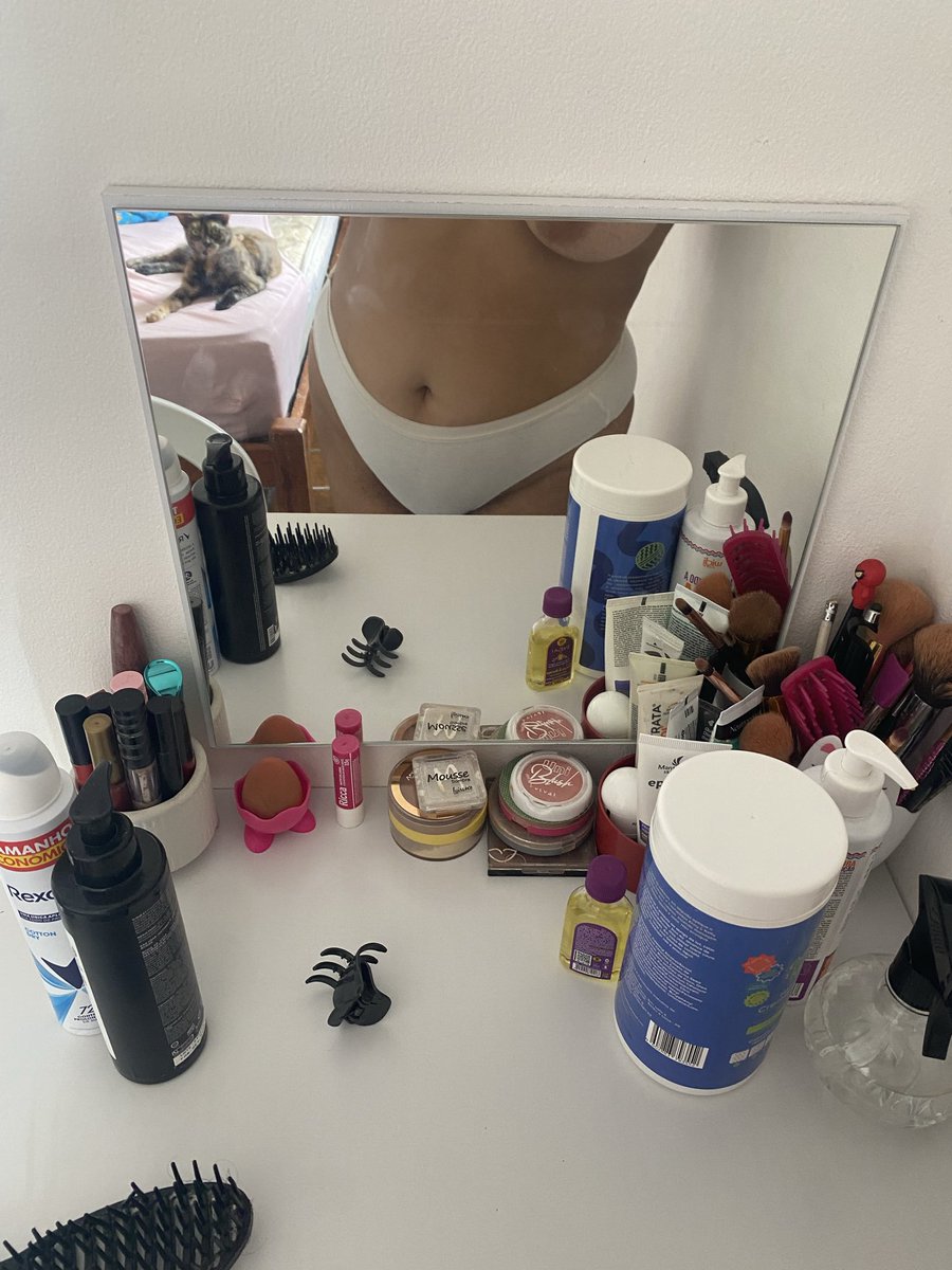luasombriia's tweet photo. Penteadeira improvisada 🤪🤌🏾 https://t.co/brBUul8EwB