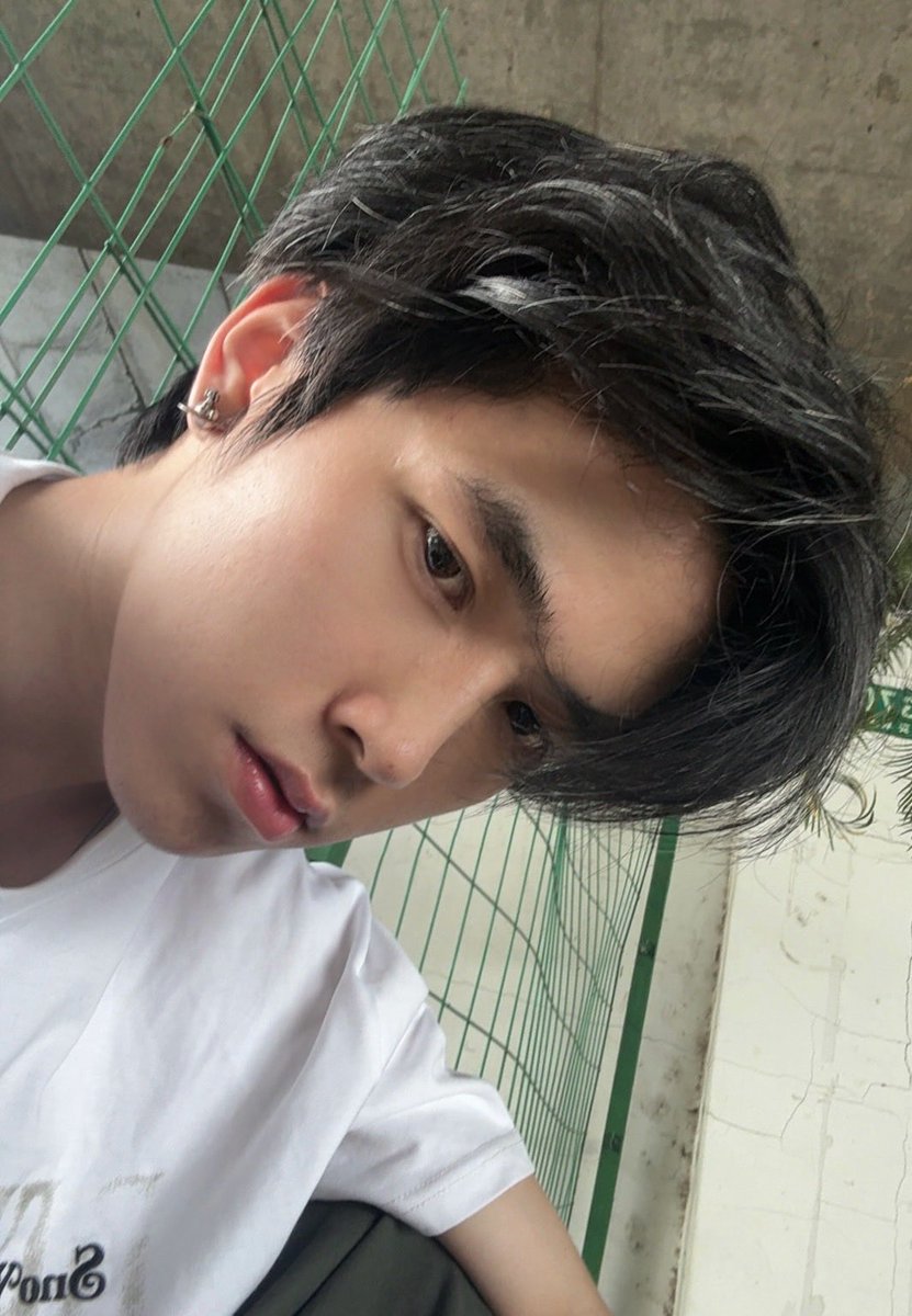 Recallrewind1's tweet photo. 刚考上娱乐 有点不想一个人睡觉了 普通大坝背大包喂你不解释 爱打绝密的物质的不要来 来个嘴甜的御姐  最好能跟我拍同居vlog（不是） https://t.co/gc9f6ndRRg