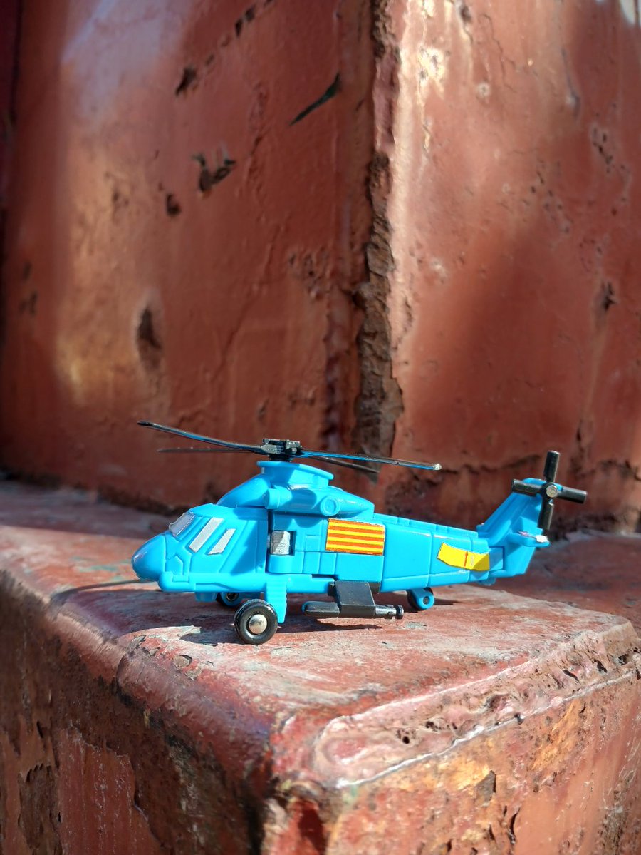 2bdpod's tweet photo. Bandai Tonka Gobots 1984 Flip Top - Variant? Bootleg? Vintage?

As long as he has beef with Cop-Tur.

#vintagetoyTuesday #gobots #bandai #helicopter #robots #tonka #ROBOMACHINES https://t.co/LnZsC82GKv