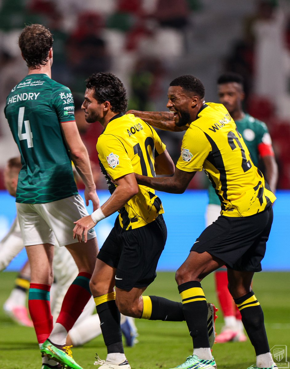 ittihad's tweet photo. 📸| فـرحة هدفنا الثانـي من حُسام 🗡️💛
#الاتحاد_الاتفاق https://t.co/7pTrUnt5Os