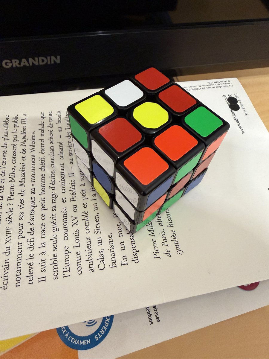 Kadghgfg's tweet photo. J’arrête Twitter tant que je ne résous pas ce rubiks cube https://t.co/uVxVAO5641