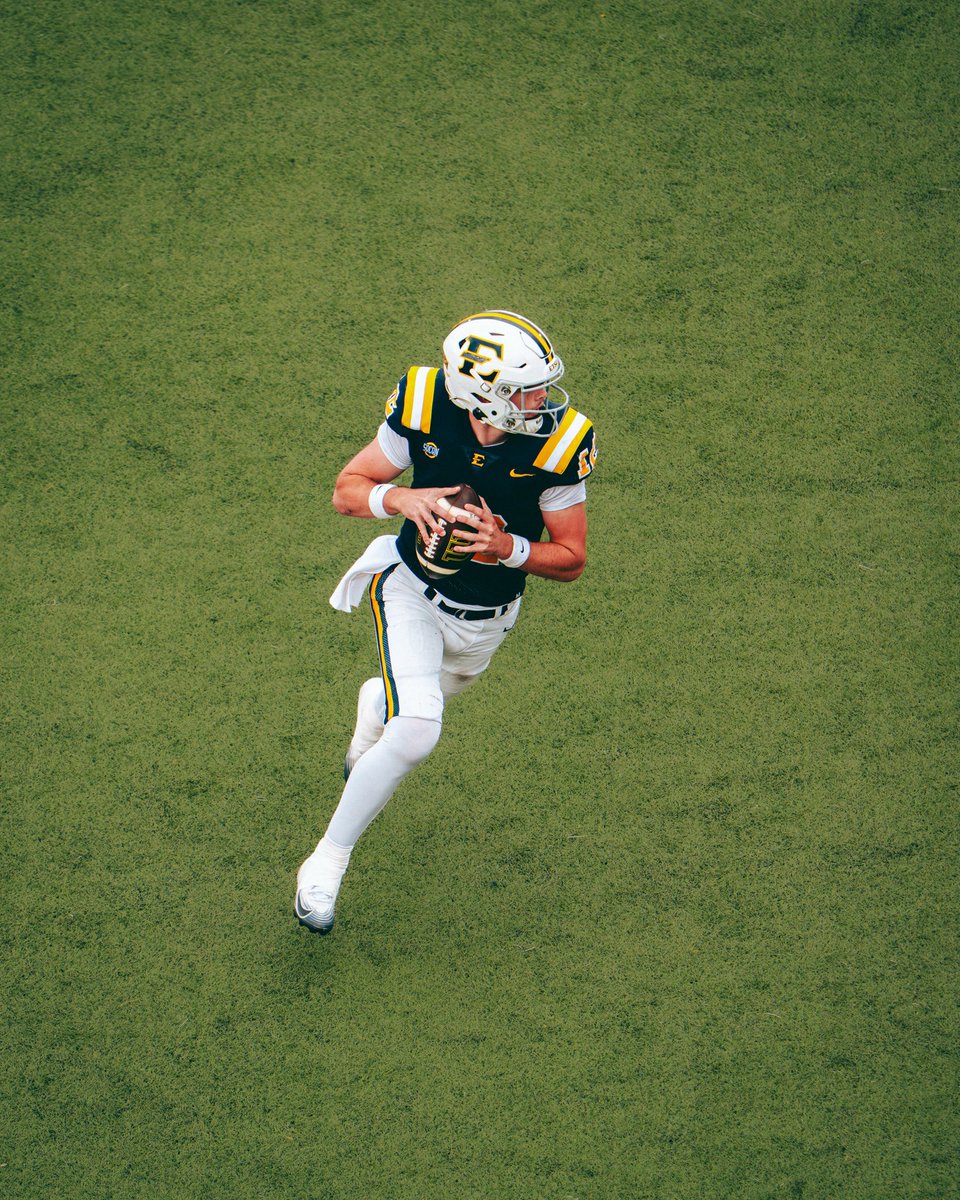ETSUFootball's tweet photo. M1️⃣M2️⃣

Mason has been named to the Jerry Rice Award Midseason Watch List!

@MasonMims6 

#GoBucs | #BUCkleUp https://t.co/h2E5SlZ6BN