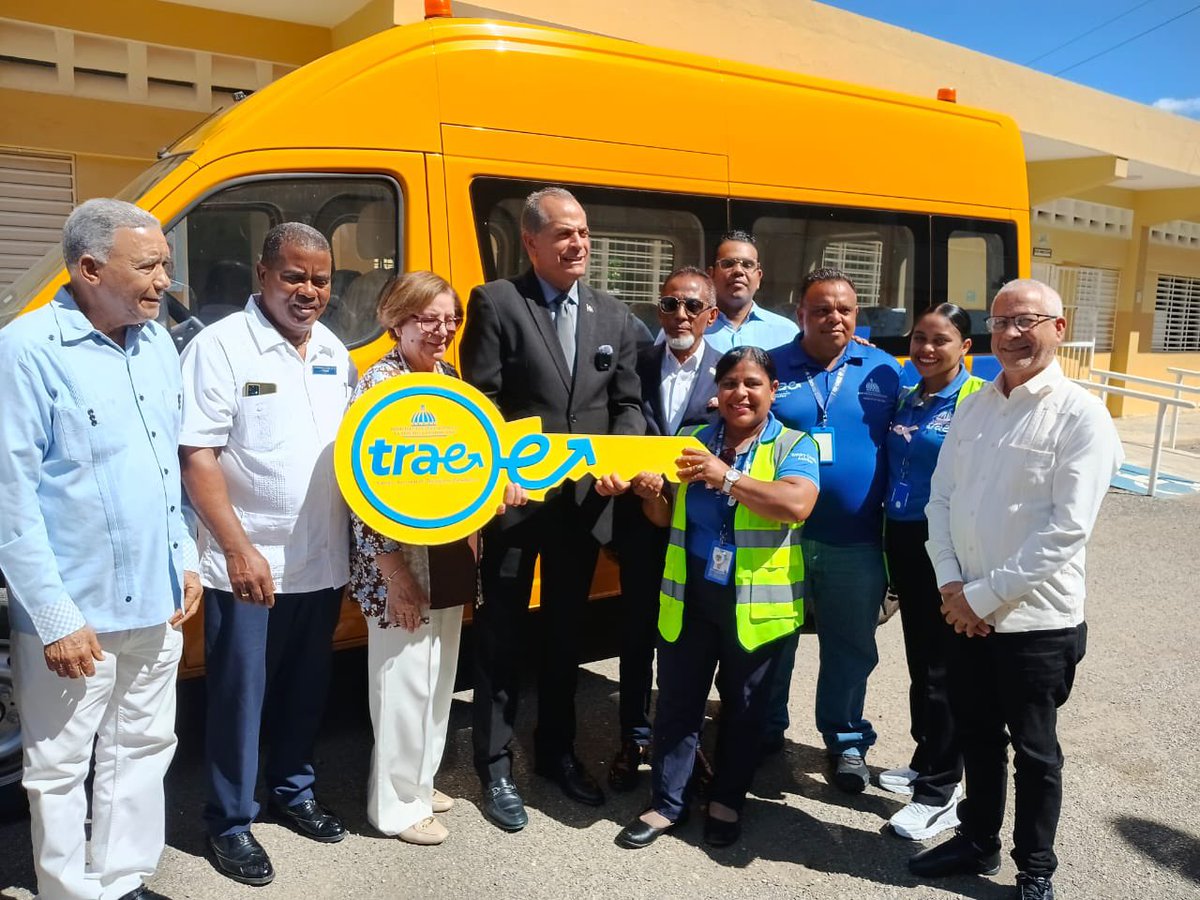 DistritoTapia's tweet photo. Más transporte escolar para Villa Tapia! TRAE entrega un nuevo autobús al Distrito Educativo 07-07, que cubrirá la ruta San José de Conuco–El Coco 2, beneficiando a 700 familias y fortaleciendo la seguridad y el acceso de los estudiantes a los centros educativos. 
@EducacionRDo https://t.co/n6ExBz0oEE