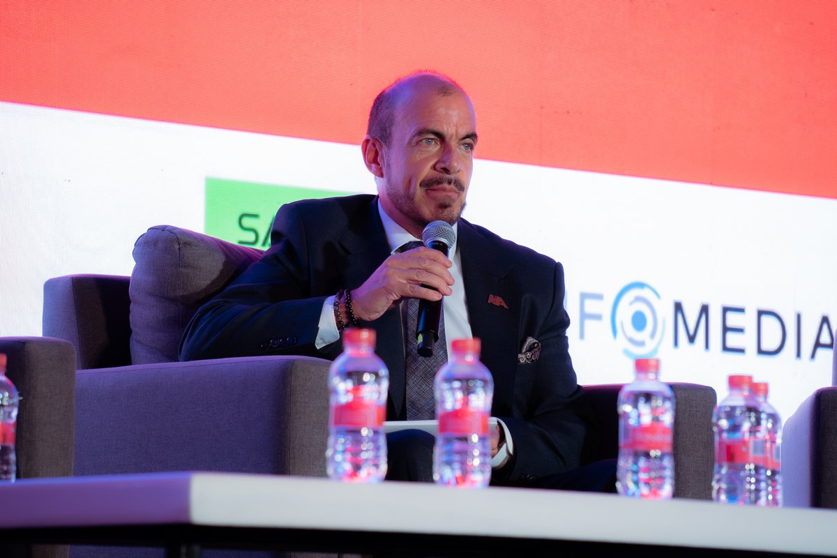 AMDAMX's tweet photo. #ForoAutomotor
Más de 1.3 millones de empleos directos genera la industria automotriz en México, y la revisión del T-MEC define con qué certidumbre se sostienen.
Gabriel Padilla Maya, Director General de la Industria Nacional de Autopartes, lo planteó en el panel “Impacto de la renegociación del T-MEC en la distribución automotriz”. Para él, lo que está en juego es la integración de toda la región. Endurecer las reglas de origen sin considerar la capacidad de la proveeduría puede fragmentarla y encarecer la cadena completa, y ampliar la base de proveedores no se logra por decreto: necesita periodos de transición según el tipo de componente.
Con reglas claras y una planeación de largo plazo, ve la oportunidad de un nearshoring 2.0, construido sobre los componentes de nueva generación.