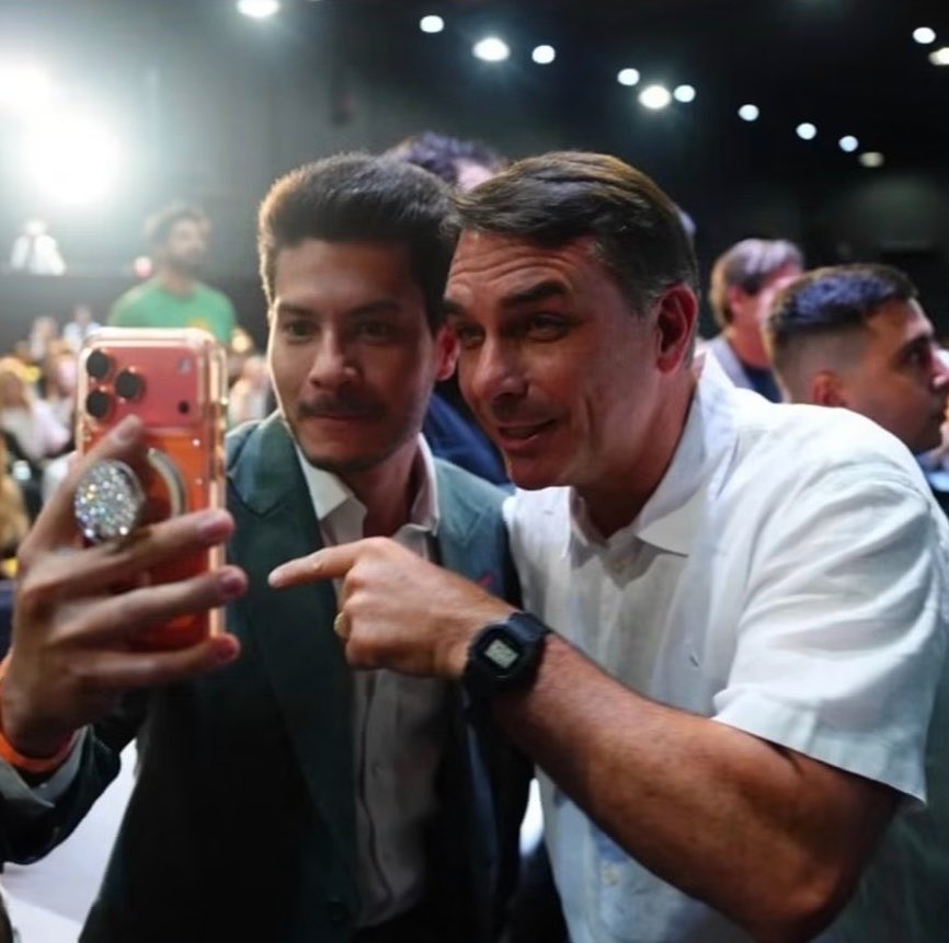 centralreality's tweet photo. Arthur Aguiar e MC Mirella em evento que reuniu influenciadores que apoiam a candidatura de Flávio Bolsonaro. https://t.co/Y917mzvlO9