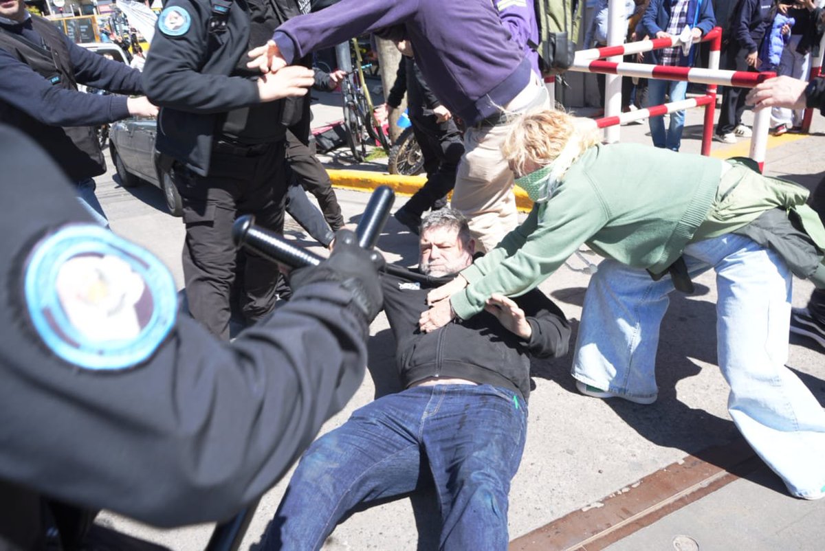 myriambregman's tweet photo. Así de impune se cree la Policía de Jorge Macri, que reprime a trabajadores y a mi compañero @NicolasdelCano. Como siempre, estamos en primera línea defendiendo a los que pelean. https://t.co/5ibZ7035im
