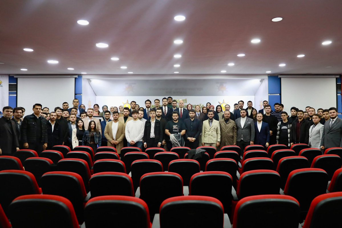 DrOmerileri's tweet photo. 📍 AK Parti Ankara İl Başkanlığı

AK Parti Ankara İl Gençlik Kollarımızın Yönetim Kurulu Toplantısına katıldık, enerjisi yüksek gençlerimizle bir araya gelerek, keyifli bir sohbet gerçekleştirdik.

Nazik misafirperverlikleri için il gençlik kollarımıza teşekkür ediyorum.

@avhalilatasoy 
@YilmazCansin