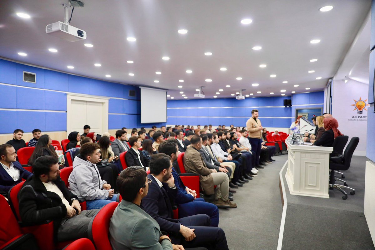 DrOmerileri's tweet photo. 📍 AK Parti Ankara İl Başkanlığı

AK Parti Ankara İl Gençlik Kollarımızın Yönetim Kurulu Toplantısına katıldık, enerjisi yüksek gençlerimizle bir araya gelerek, keyifli bir sohbet gerçekleştirdik.

Nazik misafirperverlikleri için il gençlik kollarımıza teşekkür ediyorum.

@avhalilatasoy 
@YilmazCansin
