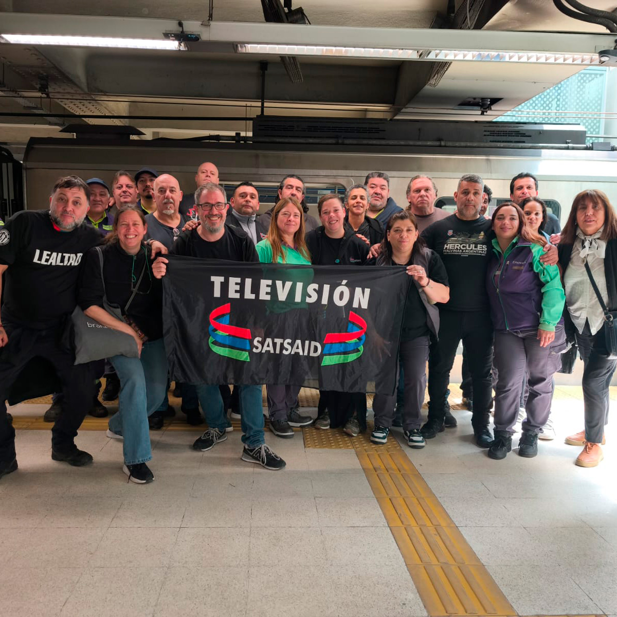 SATSAIDnacional's tweet photo. 🔴 LA CRIMINALIZACIÓN DE LA PROTESTA COMO RESPUESTA: GRAVE ATAQUE CONTRA LOS METRODELEGADOS  

Las y los compañeros del SATSAID nos acercamos a la cabecera del subte en Constitución para expresar nuestra solidaridad con los metrodelegados, repudiar las detenciones arbitrarias Claudio Dellecarbonara y Facundo Heredia y la persecución impulsada por la fiscal Celsa Ramírez, con intervención de la Policía de la Ciudad. 

La detención de delegados sindicales que ejercen la representación de sus compañeros y compañeras representa un atropello inadmisible a la libertad sindical.

El uso de la fuerza para acallar un reclamo legítimo constituye una forma de criminalización de la protesta y persecución a la acción sindical. Exigimos el desprocesamiento inmediato de los compañeros injustamente detenidos.