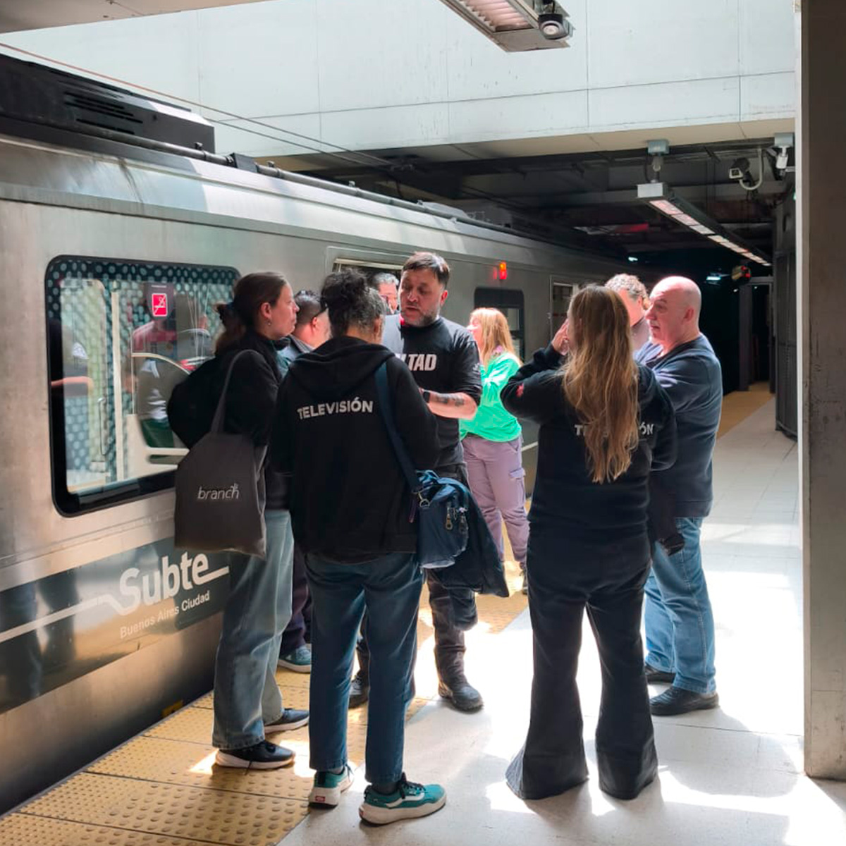SATSAIDnacional's tweet photo. 🔴 LA CRIMINALIZACIÓN DE LA PROTESTA COMO RESPUESTA: GRAVE ATAQUE CONTRA LOS METRODELEGADOS  

Las y los compañeros del SATSAID nos acercamos a la cabecera del subte en Constitución para expresar nuestra solidaridad con los metrodelegados, repudiar las detenciones arbitrarias Claudio Dellecarbonara y Facundo Heredia y la persecución impulsada por la fiscal Celsa Ramírez, con intervención de la Policía de la Ciudad. 

La detención de delegados sindicales que ejercen la representación de sus compañeros y compañeras representa un atropello inadmisible a la libertad sindical.

El uso de la fuerza para acallar un reclamo legítimo constituye una forma de criminalización de la protesta y persecución a la acción sindical. Exigimos el desprocesamiento inmediato de los compañeros injustamente detenidos.