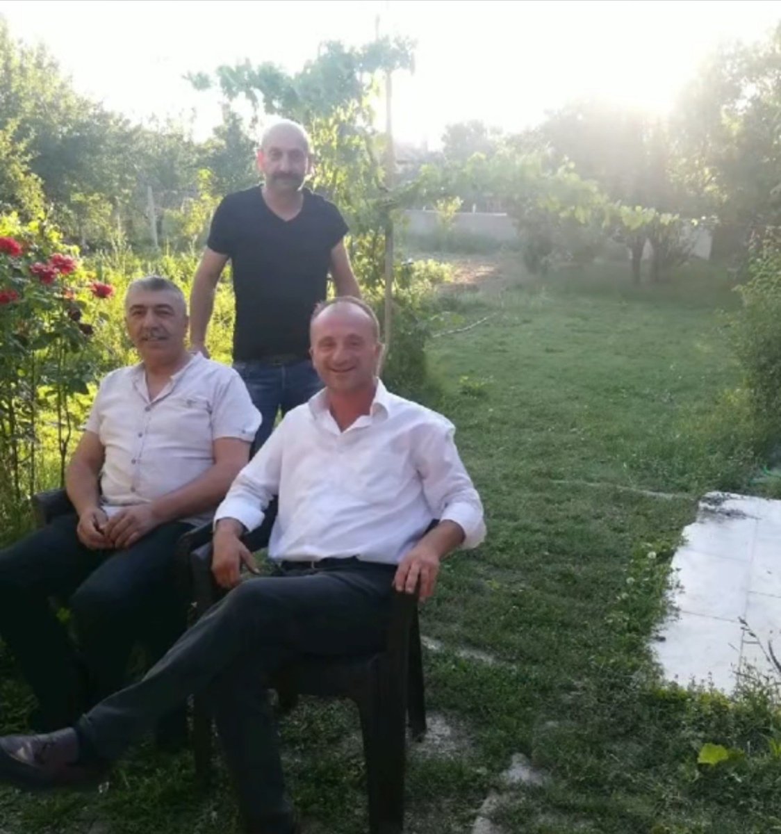 kamanl_k's tweet photo. Seçimlerden 6 bucuk  önce o çakma reyisler klavye çakma bürokratlar bizi aradı ofiste buluştuk @mansuryavas06 @uzunoglunevzat @nevzatuzunoglu @yukselaslan neyse gittik Gölbaşı için ekip kurulacak her mahallede ekip arkadaşları ayarlanip köy ve mahalle lerde sokaklarda esnafları gezdik bizden karşılaştığımız manzara bazen iyi nazende kesinlikle Mansur beye oy vermeyiz denildi tabi bizler akşam çay ve onlara misafir olarak gittik yalvar yakar sözler aldık bazilarida Mansur Yavaş seçim sonrası vallahi sizi tanımaz işleri bitene kadar fakat gelmişsiniz buraya kadar hattınıza çalışırız dendi 93 model araçla geziyordum sonra sayın @mansuryavas bey ile görüştüm bir tane araç anfadan tahsis etti tabi yakıt masraf yeme içme biz enayilere aittir 120 tane takım arkadaşları her neyse bizler it gibi çalışıyor  birde @mansuryavas  ile görüştüm Mamak 9 mahalle de kısaca tüm ilçe lerde eş dost arkadaş kaldırıyoruz 70 yaşında adam neden yalan söyleme gereği duysun ki dedik güvendik ağabeyim dedim O çakma reyüzler o oturduğu koltuk için yalamalik yapan yalloslar her gün arar sorar ne gerekir ise yapalım falan tabi sözde verdiler bize gazı aspirinleyim gazimizi alıp gönderdiler sonra seçim bitti tabi herkezi arıyoruz la bir tanenizde delikanlı gibi adam gibi karşınıza alın da bir konuşalım teşekkür etme gereği bile duymadınız hani @mansuryavas06 @uzunoglunevzat  @abbbasin @ankarabbld gözlerinden öperim Tarık a yardımcı olun selamı var az beklesin diyor Mansur bey diye hiç bir konuşmamızı iletmeyen bürokratlar başkanlar müdürler biz @mansuryavas06 bir lafı ile çalışma yaptık sizin nasıl fırıldak olduğunuzu zaten biliyordum sadece vefasızlık sahte dostluk gururuma dokunuyor arkasında dağ gibi durduklarim belimi büktü @mansuryavas06 @uzunoglunevzat .size hakkım helal dir ama yanınızdaki saklabanlara soytarılara zehir zıkkım olsun 6aydan fazla seçim süresince mücadele ettim