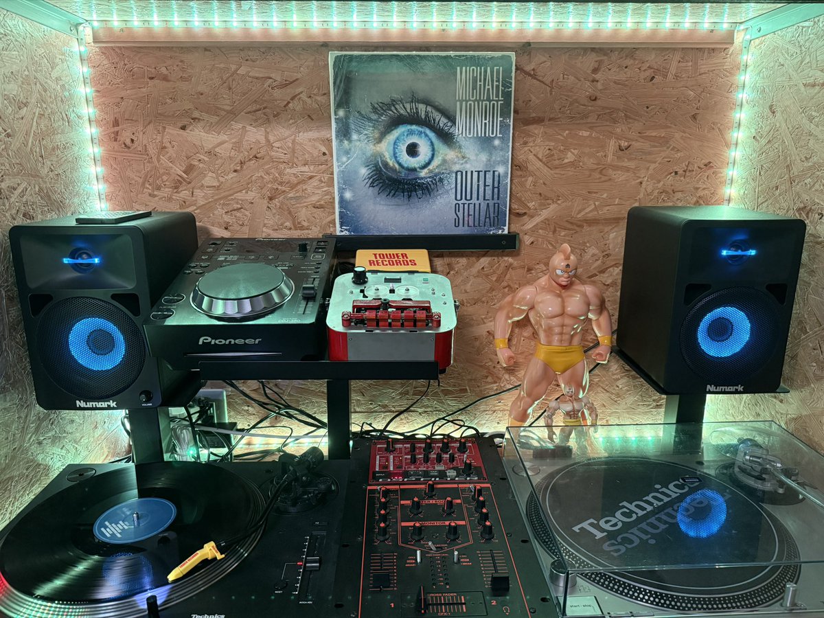 yatsukanakazawa's tweet photo. 深夜残業終了🥱
🎶Outerstellar/#MichaelMonroe
#Vinyl
#レコード聴こう https://t.co/IpCWQE9sLx