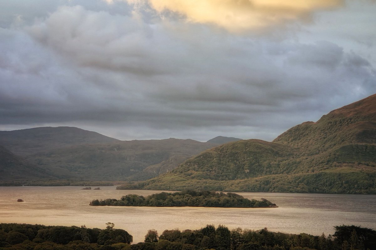 pocketireland's tweet photo. This Morning at Lough Leane 

#Photography #IrishLandscape #Lakes #Killarney #CountyKerry #NaturePhotography #smartphonephotography #loughleane #killarneynationalpark #kerry #wildatlanticway #discoverireland #irishnature #morninglight #lakeview #mountainviews #moodygrams https://t.co/tKTAu2f64Q