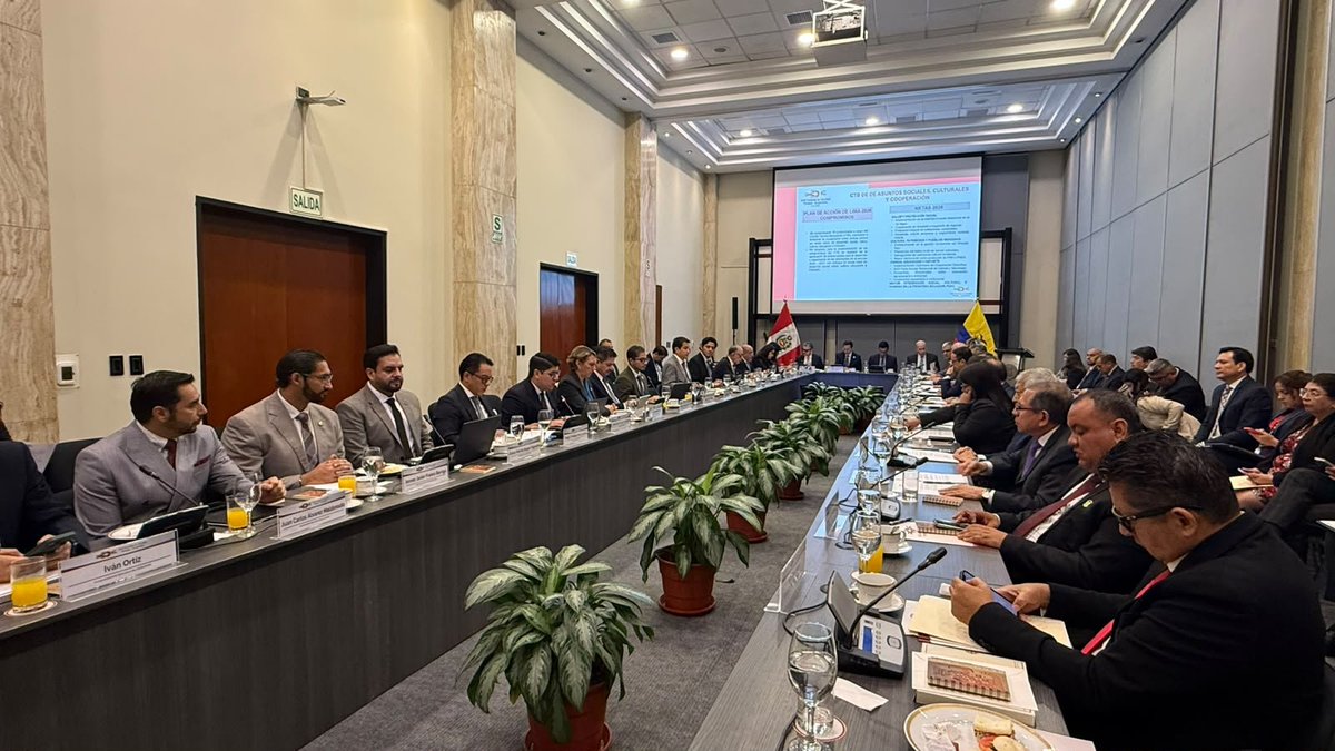 MinGobiernoEc's tweet photo. 🇪🇨🤝🇵🇪 #CooperaciónInternacional| Fortalecemos la cooperación bilateral con Perú, en la XVIII Comisión de Vecindad. Coordinamos con los Comités Técnicos Binacionales y el transporte de carga pesada.

Dialogamos para alcanzar soluciones concretas en beneficio de ambos países. https://t.co/y8GBMgr793