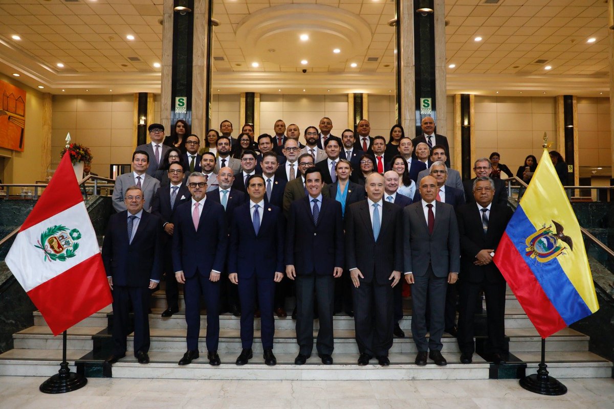 MinGobiernoEc's tweet photo. 🇪🇨🤝🇵🇪 #CooperaciónInternacional| Fortalecemos la cooperación bilateral con Perú, en la XVIII Comisión de Vecindad. Coordinamos con los Comités Técnicos Binacionales y el transporte de carga pesada.

Dialogamos para alcanzar soluciones concretas en beneficio de ambos países. https://t.co/y8GBMgr793