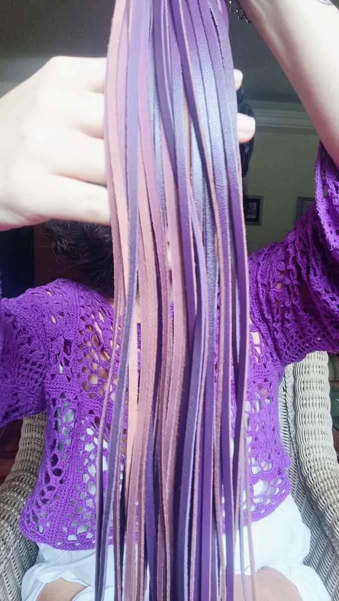 erotikatown_b's tweet photo. Apresento para essa comunidade o meu FLOGGER da @BdsmLuxury

Vocês sabiam que existem lugares certos para 'bater' no corpo? E que tem também a 'safeword' e 'after care' em cada prática de B.D S.M? https://t.co/971pRoLLHh