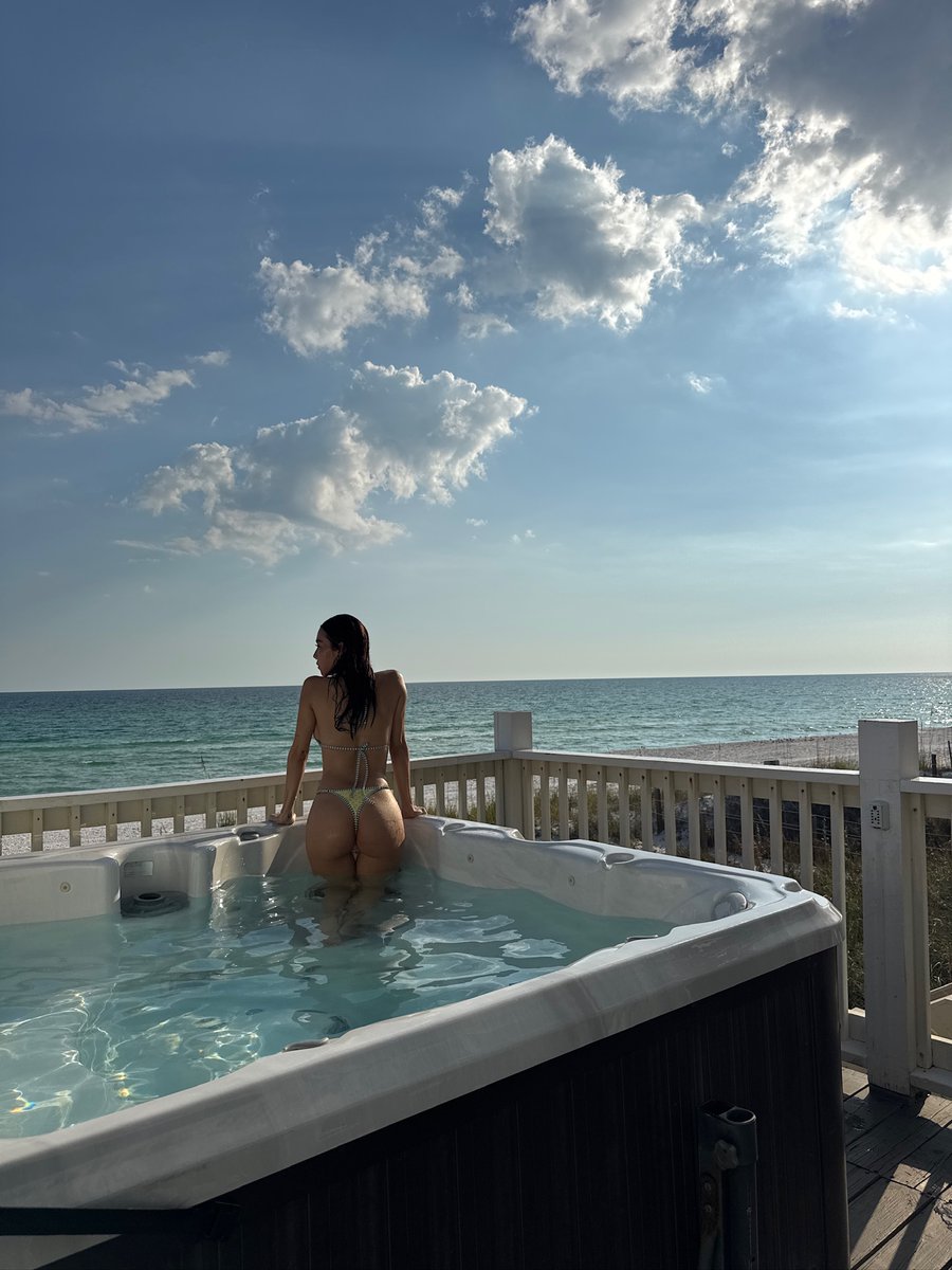 sabinamuraa's tweet photo. i can see why kim wants a jacuzzi https://t.co/OqrL12sALn