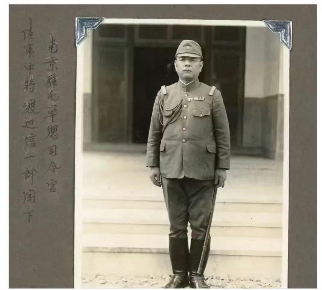 yingxuewan's tweet photo. 其实南京大屠杀这个事情，本质上是认知战——真相早就不重要了，大家都在篡改历史，用以抨击对面。

对，中国共产党也在篡改，或者说指使着一群人在篡改。

不信是吧？OK~

三张图。

图1，环球时报亲自下场宣传的南京人段宇豪，也就是金陵拾影人，当时环球还给他做了个热搜，说他散尽家财花十年收集日本罪证。

然后，段宇豪的藏品里，有一张照片，在图2.

放大了之后，你会很清晰地在图3看到，“南京驻屯军总司令官陆军中将渡边信一郎”的字样。

首先，这个世界上并不存在“南京驻屯军”这么一个东西，也不存在一个叫“渡边信一郎”的陆军中将。

其次，没了。

南京没有驻屯军，南京当年只有警备司令官，是中岛今朝吾。

说白了，环球时报背书的收藏家，用以揭露南京大屠杀的素材，是假的。

中共这些年在南京大屠杀这块属于非常典型的人有多大胆地有多大产，早些年还多少讲一点逻辑和文明礼貌，多少要点脸，搞出来的史料基本上是经得起推敲的——至少我经手的史料都是如此。

是的，我曾经参加过南京大屠杀的史料翻译——没干过这行，你真不知道七寸在哪儿。

其实关于南京大屠杀受害者的人数问题，眼下中共的态度是——30万，只能多不能少。

那，怎么不能少咧？

简单，发动群众啊。

现在关于南京大屠杀的研究工作流程是这样的——发一笔100元的预算，其中，80元让领导们分一分，剩下的20，找一个莫名其妙的小网红，里面10块钱给介绍人，10块钱给网红本人，让他再花个5块钱去买一点一眼假的“史料”，作为日本人“滔天罪恶”的抨击素材。

无论多假都无所谓，反正国内老百姓也不敢质疑——谁质疑谁拘留。

这一套流程我真的熟，因为见太多了。

小粉红如果不信，你也不急着骂，你找你家乡的博物馆之类的机构，你说你在日本有路子，能搞南京大屠杀的史料，包真，包日本货。

不管这单生意最终成没成，但当地的博物馆肯定愿意跟你谈的。

对于他们而言，这叫政绩。
