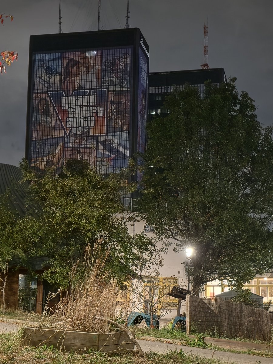 Mathieulh's tweet photo. What the hell how did I miss that GTA VI ad on top the #mercuriales towers!? 😳 https://t.co/TCYwnirQO7