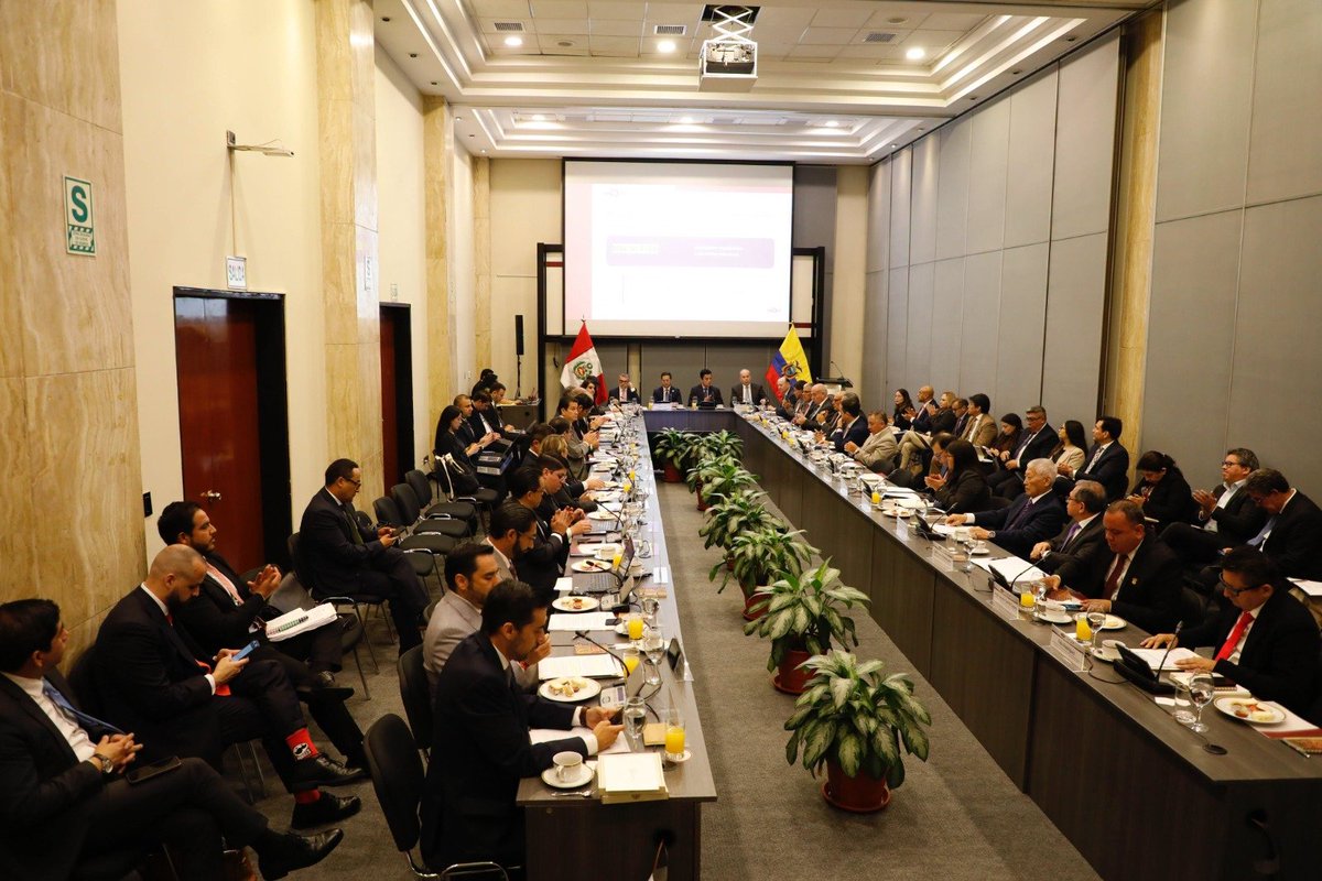 MinGobiernoEc's tweet photo. 🇪🇨🤝🇵🇪 #CooperaciónInternacional| Fortalecemos la cooperación bilateral con Perú, en la XVIII Comisión de Vecindad. Coordinamos con los Comités Técnicos Binacionales y el transporte de carga pesada.

Dialogamos para alcanzar soluciones concretas en beneficio de ambos países. https://t.co/y8GBMgr793