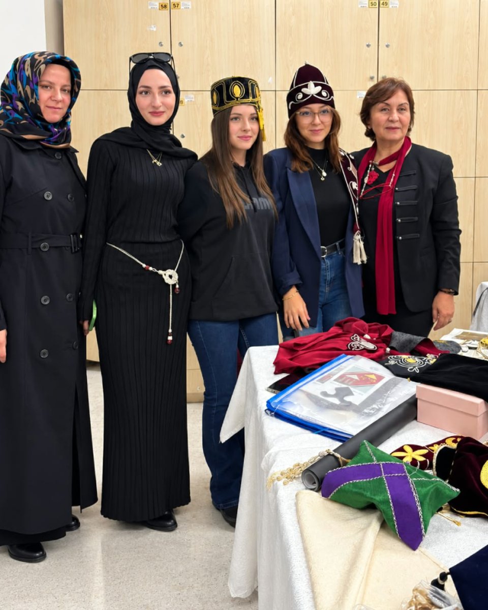 KAFFED's tweet photo. GELENEKTEN TASARIMA: ÇERKES GİYİM VE SÜSLEME SANATLARI
Sakarya Uygulamalı Bilimler Üniversitesi tarafından yürütülen “Nesilleri Bir Araya Getirmek: Moda Tasarımıyla Kültürel Hafıza Aktarımı” projesi kapsamında, “Gelenekten Tasarıma: Çerkes Giyim ve Süsleme Sanatları”  uygulamalı atölye çalışması Ferizli Meslek Yüksekokulu’nda gerçekleştirildi.
Etkinlikte, KAFFED Genel Başkan Yardımcısı Şeneser Tokmak ve KAFFED Çerkes El Sanatları Çalışma Grubu Üyesi Esen Bal, Çerkes geleneksel giyimi, süsleme sanatları ve kültürel mirasın kuşaklar arası aktarımı üzerine bilgi ve deneyimlerini öğrencilerle paylaştı. 
Kültürel mirasımızın akademik ortamda gençlerle buluşmasına ve geleceğin tasarımcılarına ilham olmasına imkân sağlayan Proje Yürütücüsü Dr. Öğr. Üyesi Pınar Çınar’a, Öğr. Gör. Neslihan Sarı’ya ve Sakarya Uygulamalı Bilimler Üniversitesi meslek Yüksekokul müdürü Fatma Vahapoğlu Çete ye  teşekkür ediyoruz.