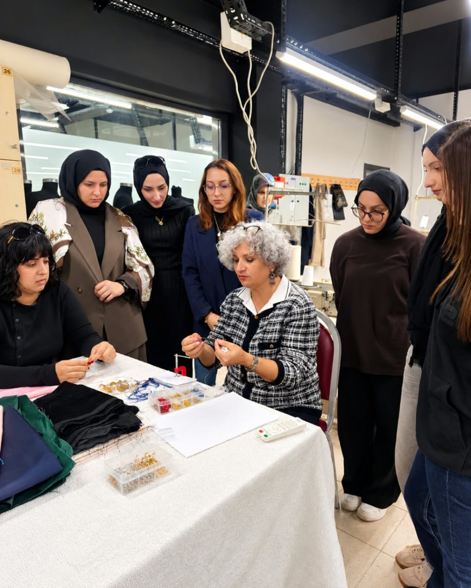 KAFFED's tweet photo. GELENEKTEN TASARIMA: ÇERKES GİYİM VE SÜSLEME SANATLARI
Sakarya Uygulamalı Bilimler Üniversitesi tarafından yürütülen “Nesilleri Bir Araya Getirmek: Moda Tasarımıyla Kültürel Hafıza Aktarımı” projesi kapsamında, “Gelenekten Tasarıma: Çerkes Giyim ve Süsleme Sanatları”  uygulamalı atölye çalışması Ferizli Meslek Yüksekokulu’nda gerçekleştirildi.
Etkinlikte, KAFFED Genel Başkan Yardımcısı Şeneser Tokmak ve KAFFED Çerkes El Sanatları Çalışma Grubu Üyesi Esen Bal, Çerkes geleneksel giyimi, süsleme sanatları ve kültürel mirasın kuşaklar arası aktarımı üzerine bilgi ve deneyimlerini öğrencilerle paylaştı. 
Kültürel mirasımızın akademik ortamda gençlerle buluşmasına ve geleceğin tasarımcılarına ilham olmasına imkân sağlayan Proje Yürütücüsü Dr. Öğr. Üyesi Pınar Çınar’a, Öğr. Gör. Neslihan Sarı’ya ve Sakarya Uygulamalı Bilimler Üniversitesi meslek Yüksekokul müdürü Fatma Vahapoğlu Çete ye  teşekkür ediyoruz.